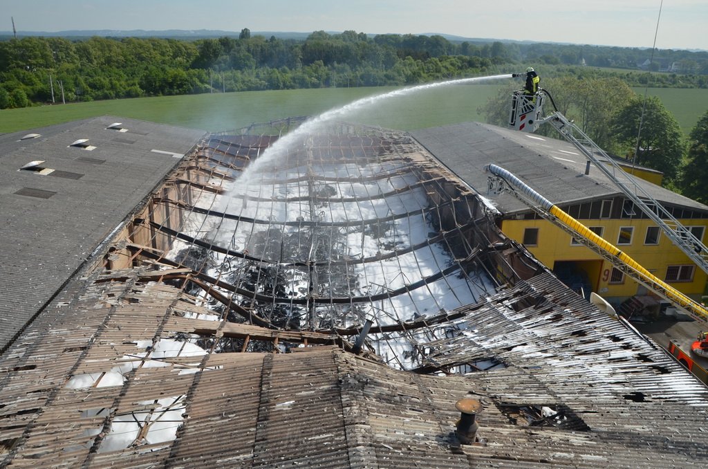 Grossfeuer Poco Lager Koeln Porz Gremberghoven Hansestr P920.jpg - Miklos Laubert